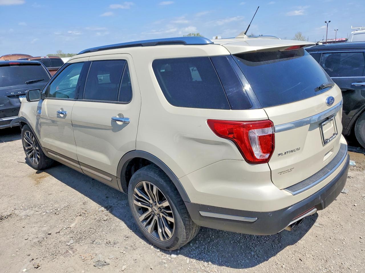 2018 Ford Explorer Platinum - Image 2