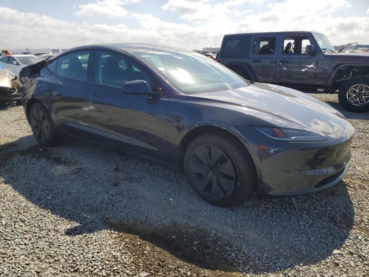 2025 Tesla Model 3 - Фото 4