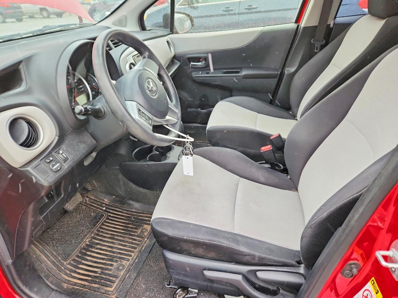 2014 Toyota Yaris 5-Door Le - Фото 7