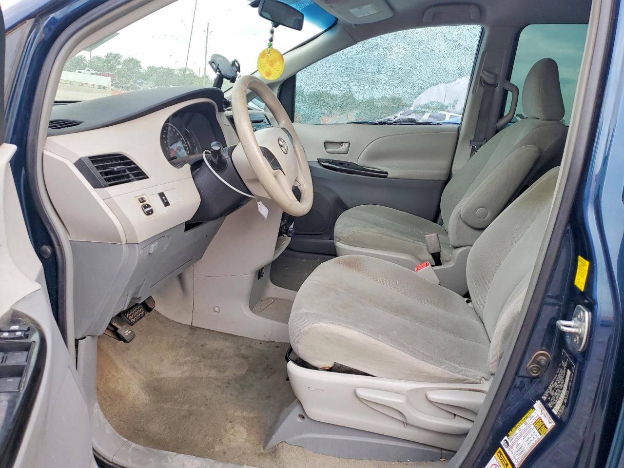 2011 Toyota Sienna Base 7-Passenger - Image 7