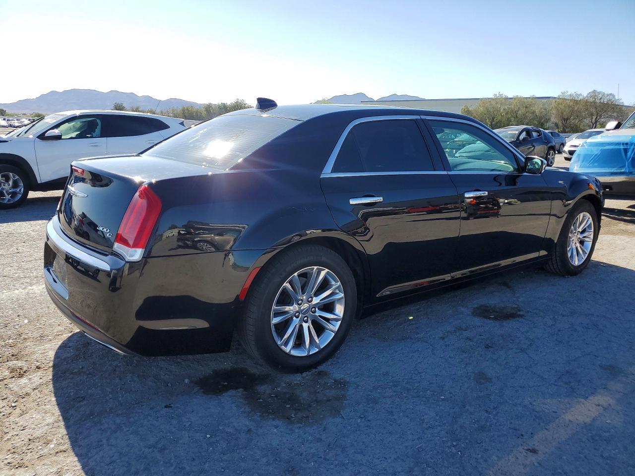 2017 Chrysler 300C - Фото 3