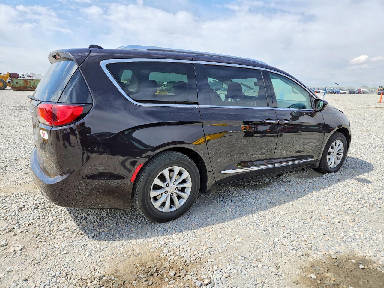 2018 Chrysler Pacifica Touring L - Image 3