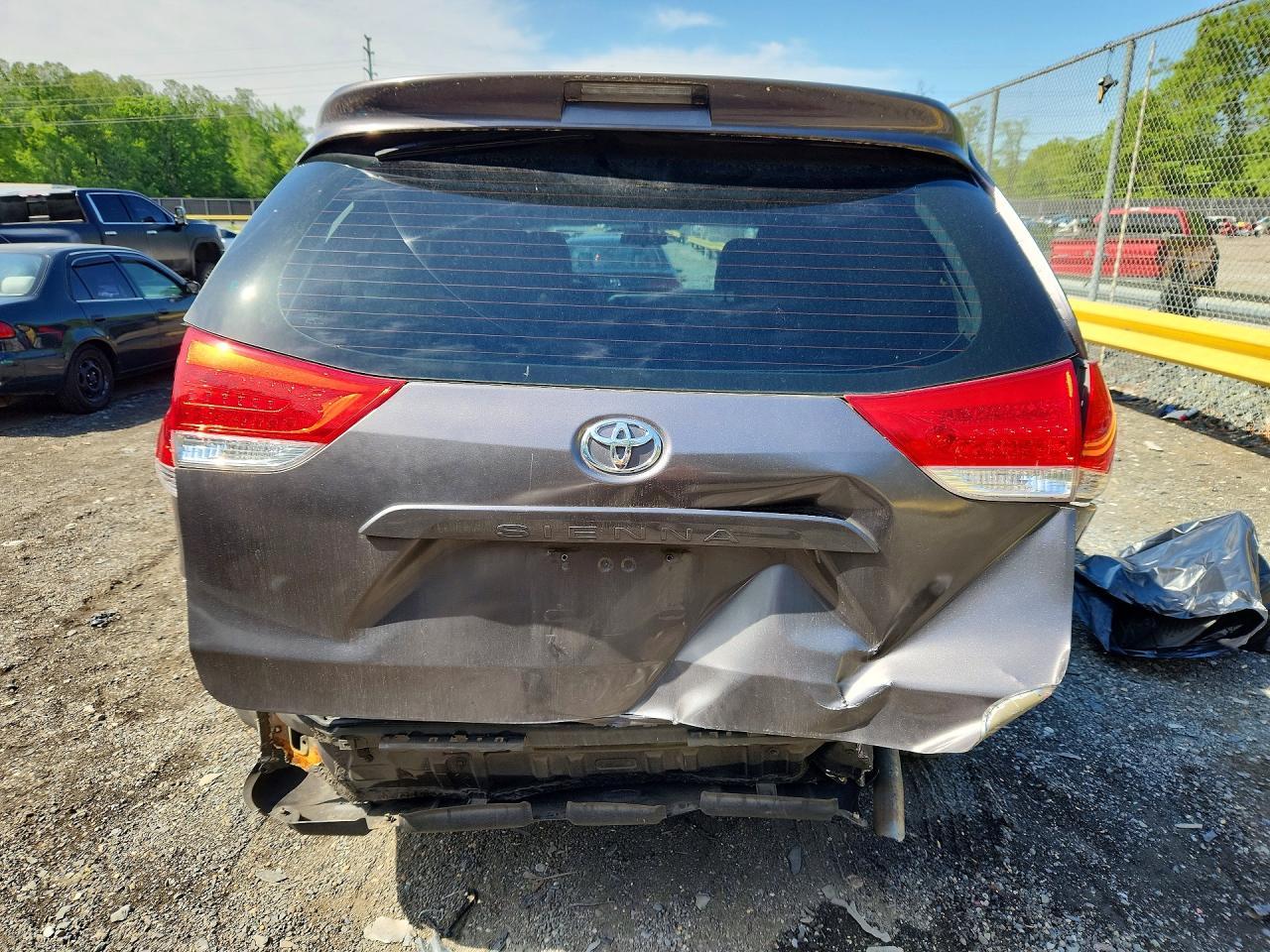 2012 Toyota Sienna Base 7-Passenger - Фото 6