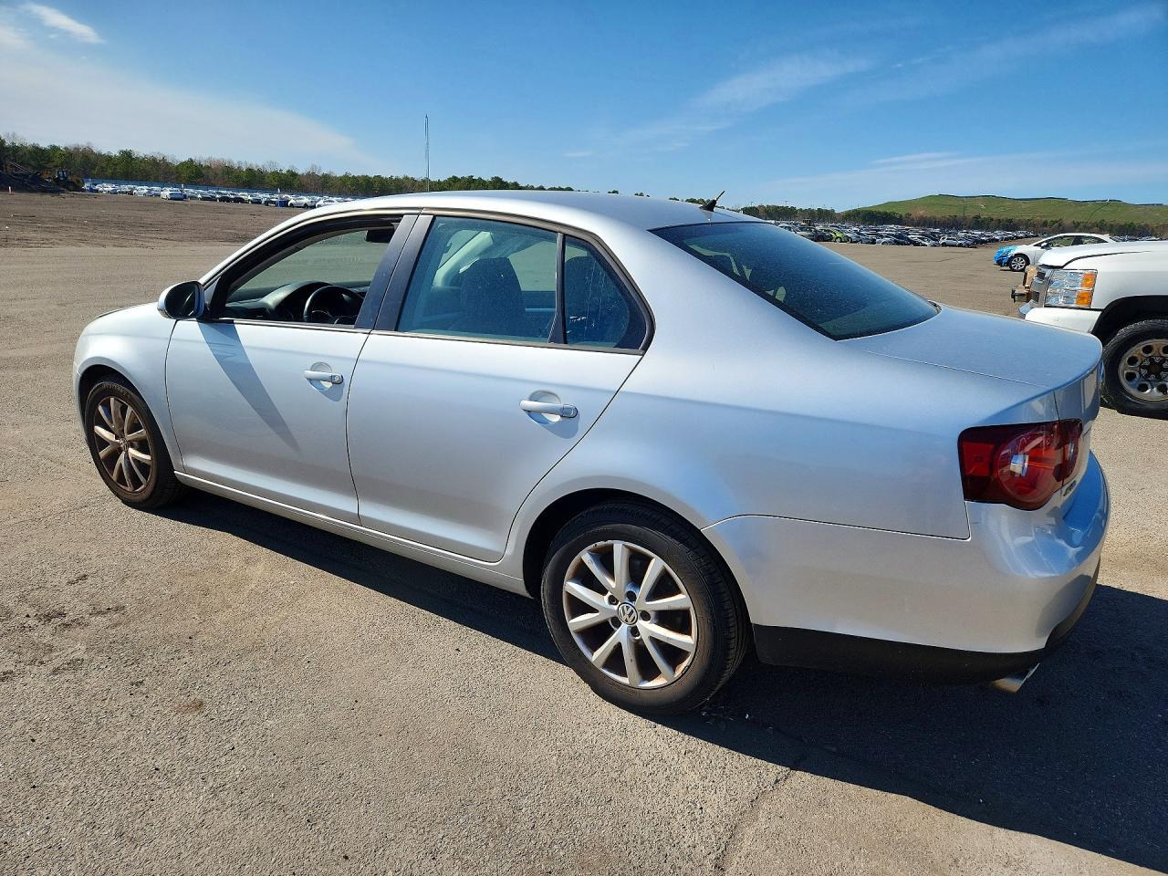 2010 Volkswagen Jetta Limited - Image 2