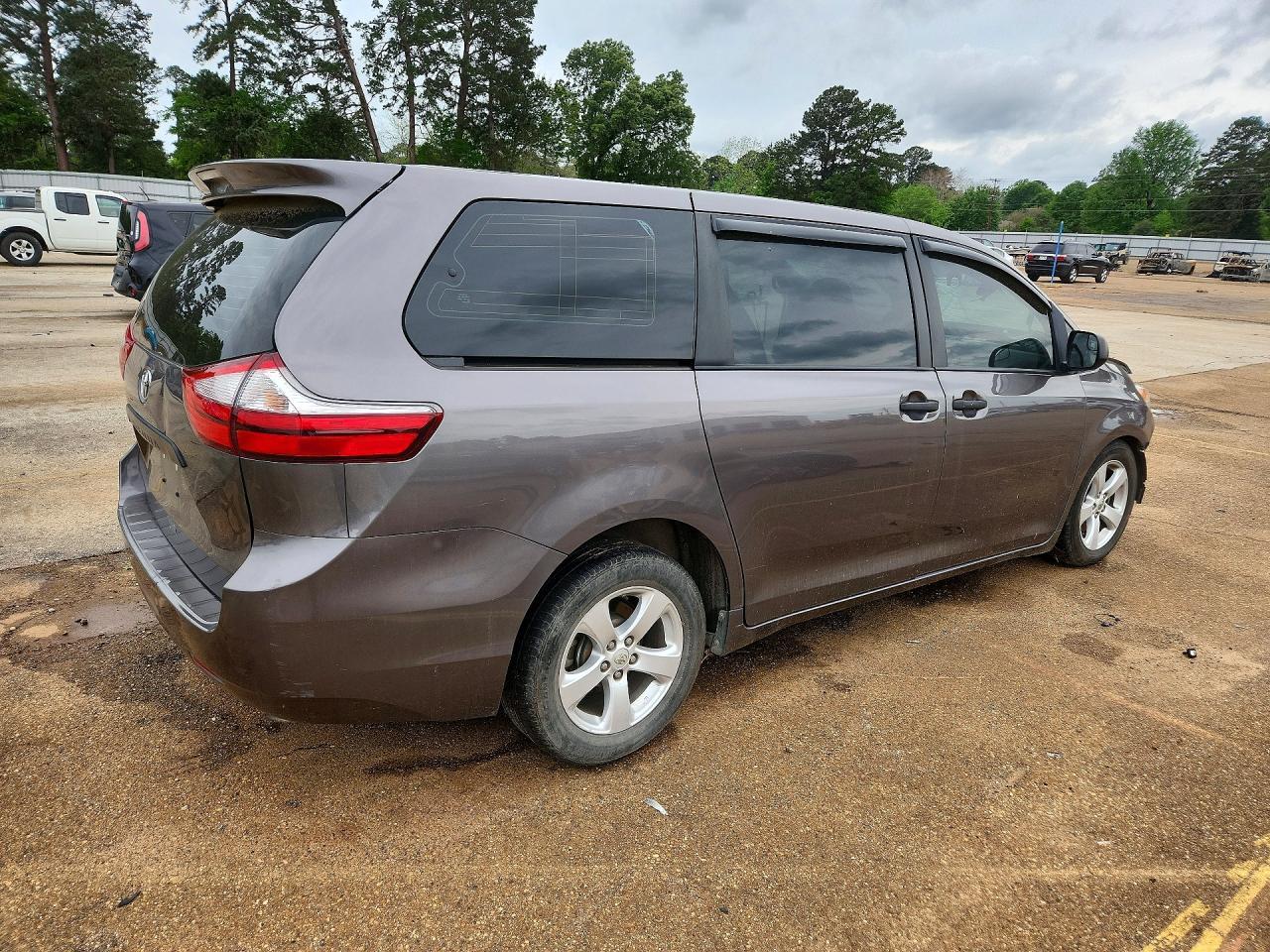 2017 Toyota Sienna L 7-Passenger - Фото 3