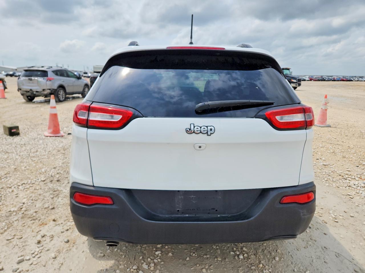 2016 Jeep Cherokee Latitude - Image 6