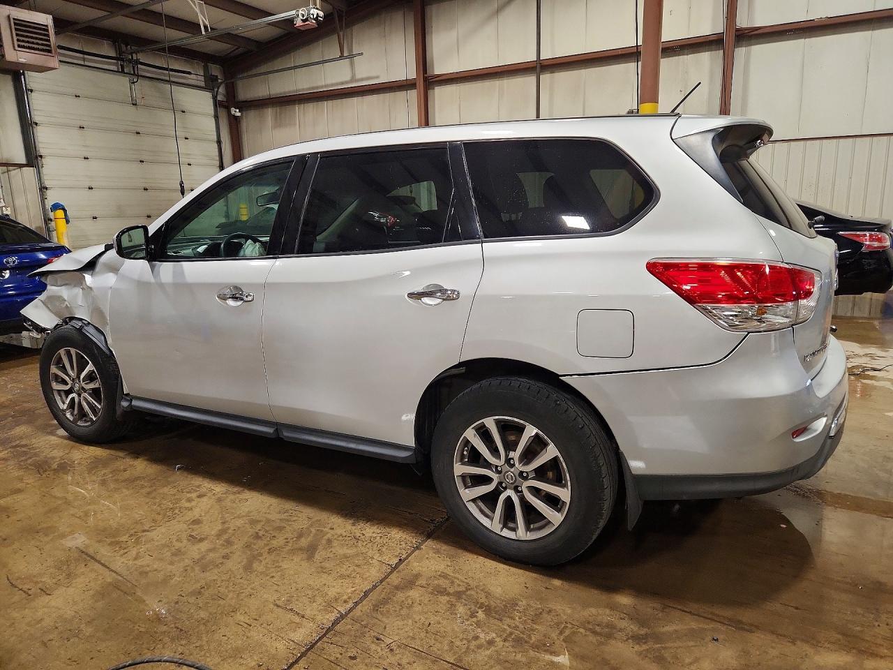 2014 Nissan Pathfinder S - Image 2