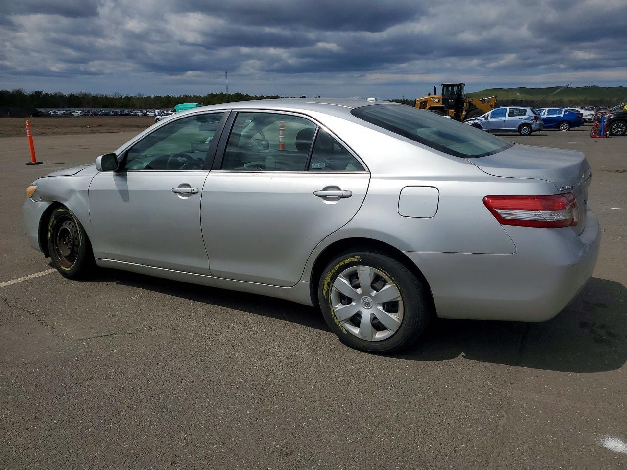 2011 Toyota Camry Base - Фото 2