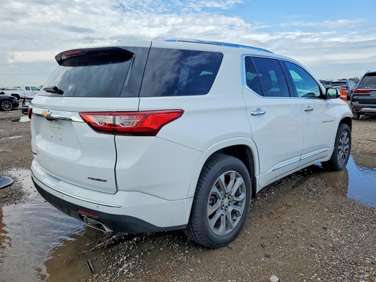 2019 Chevrolet Traverse Premier - Image 3