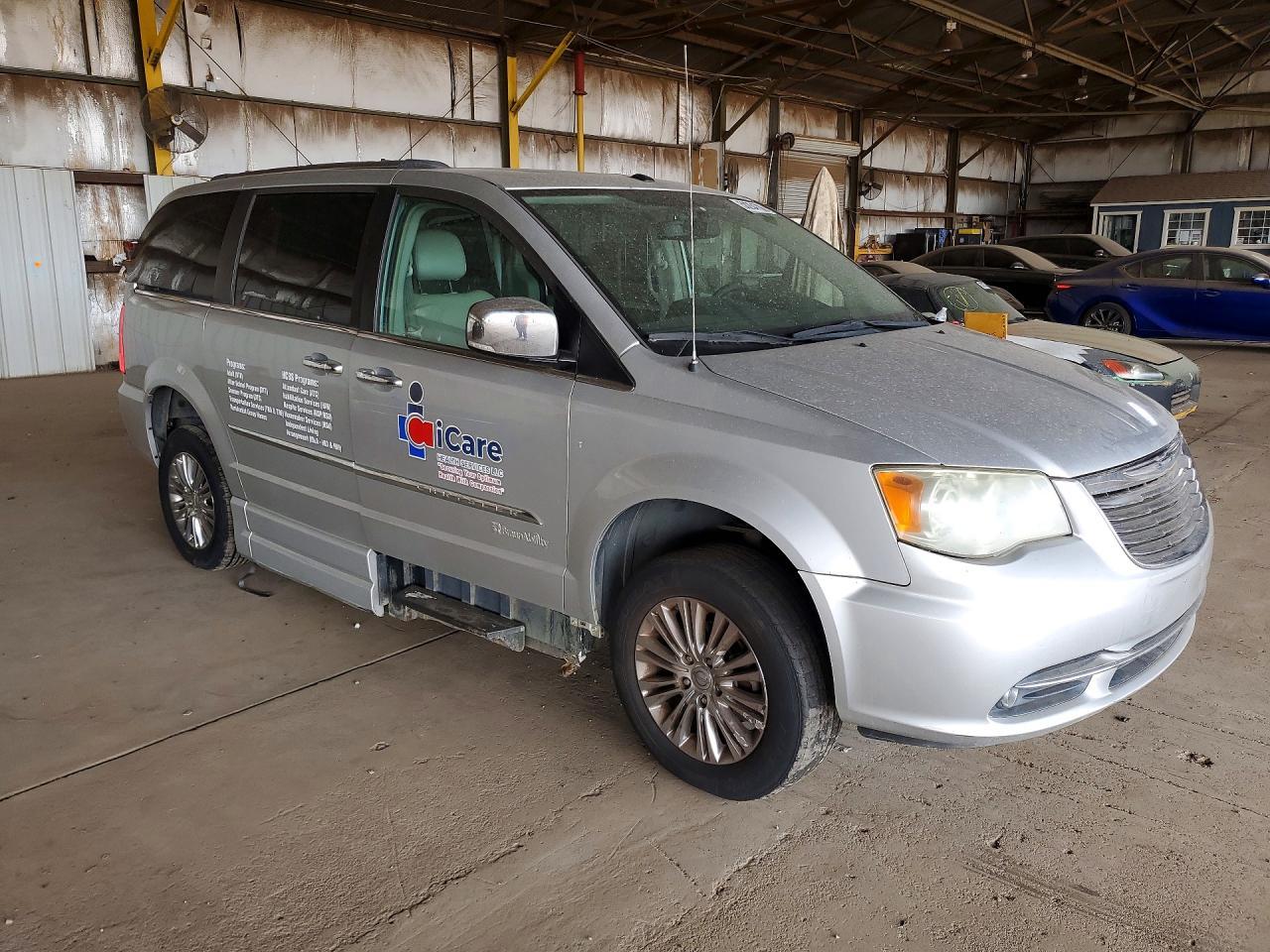 2011 Chrysler Town & Country Limited - Фото 4