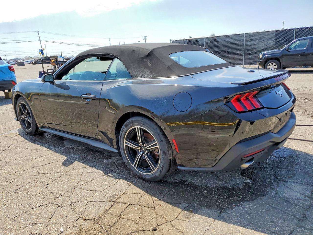 2025 Ford Mustang - Фото 2