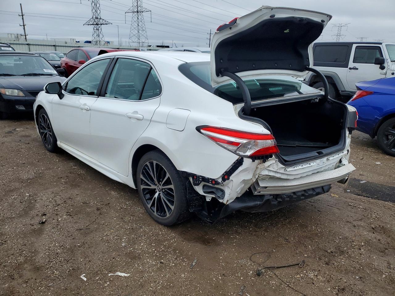 2020 Toyota Camry Se - Фото 2