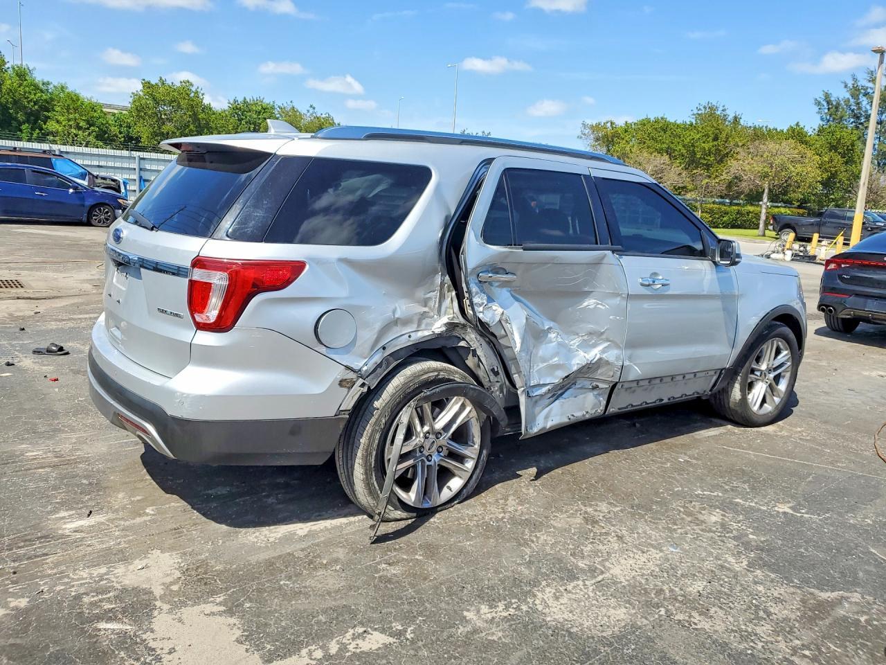 2016 Ford Explorer Limited - Image 3
