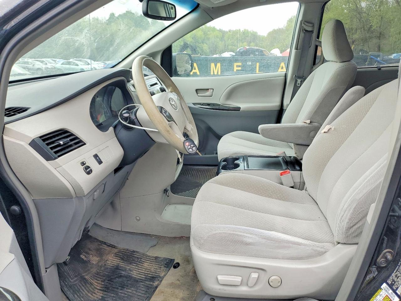 2013 Toyota Sienna Le - Image 7