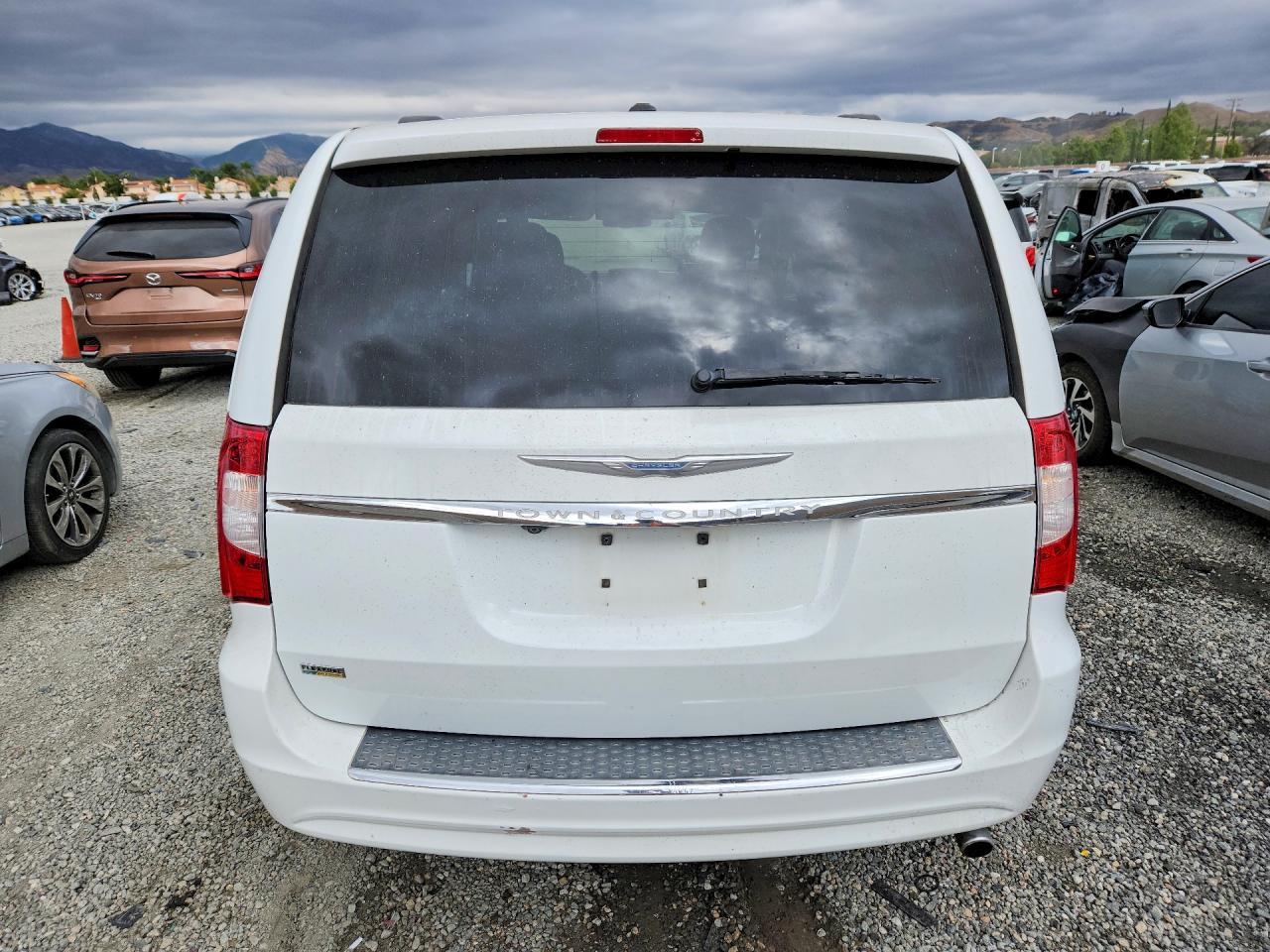 2014 Chrysler Town & Country Touring - Image 6