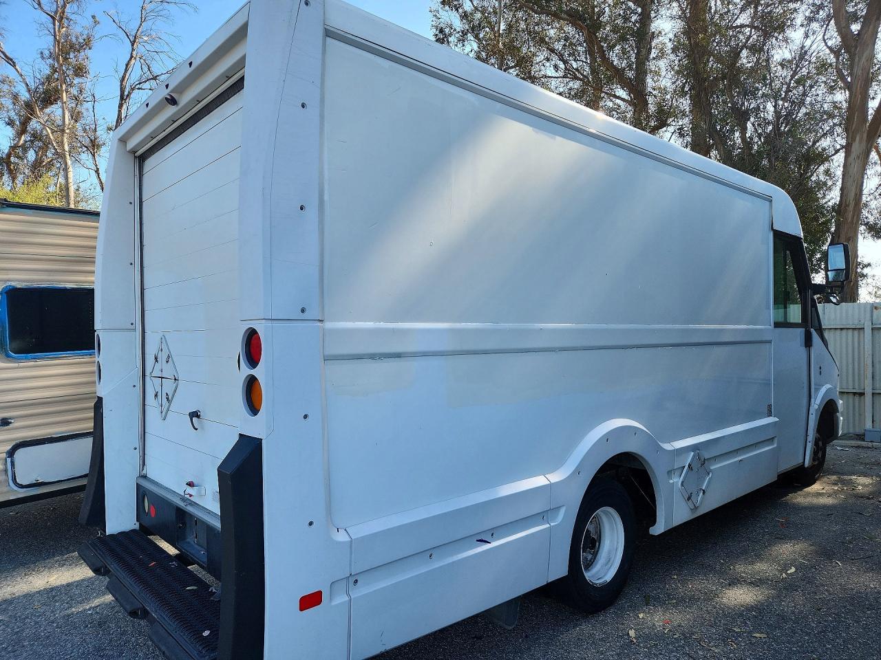 2016 Isuzu Npr - Image 3