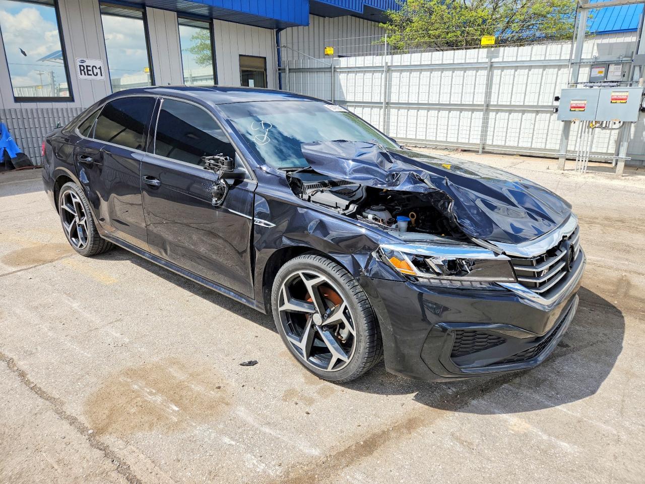 2021 Volkswagen Passat R-Line - Image 4