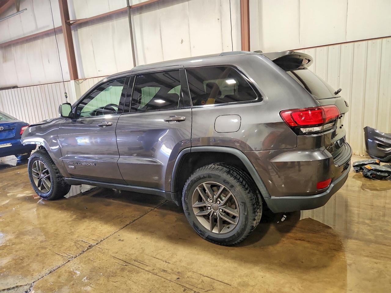 2016 Jeep Grand Cherokee Laredo - Image 2