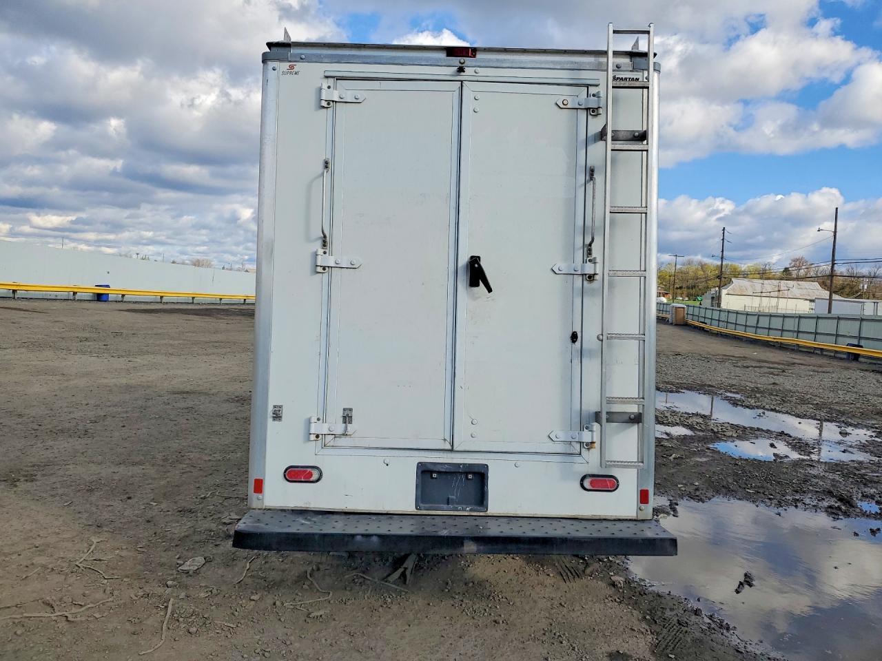 2019 Ford E350 Utility / Service Truck - Image 6