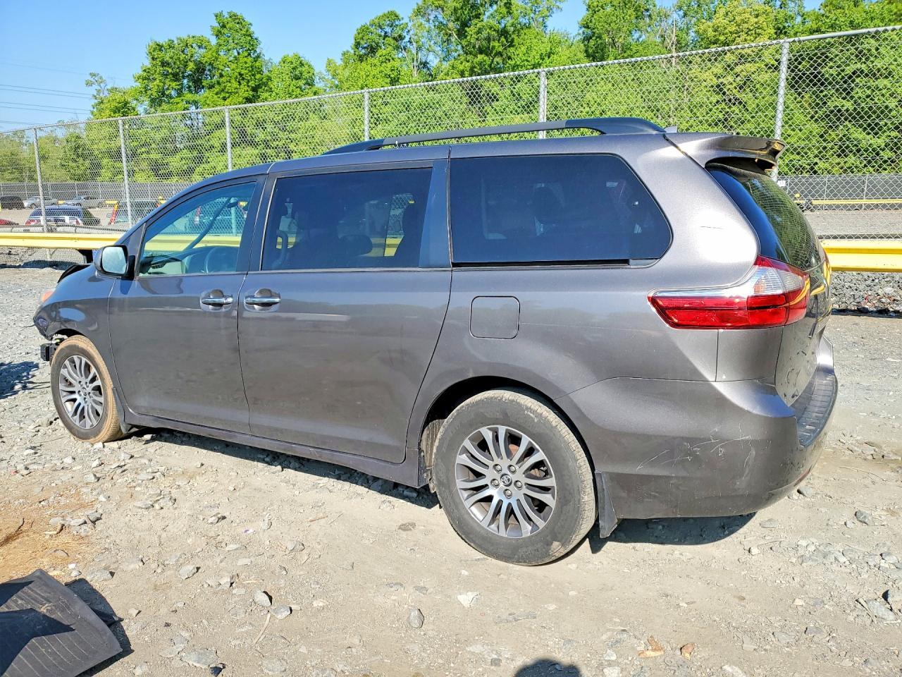 2018 Toyota Sienna Xle 8-Passenger - Image 2