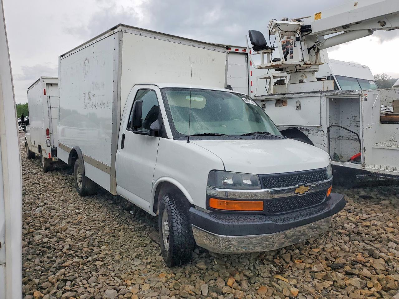 2023 Chevrolet Express Box Truck - Image 4