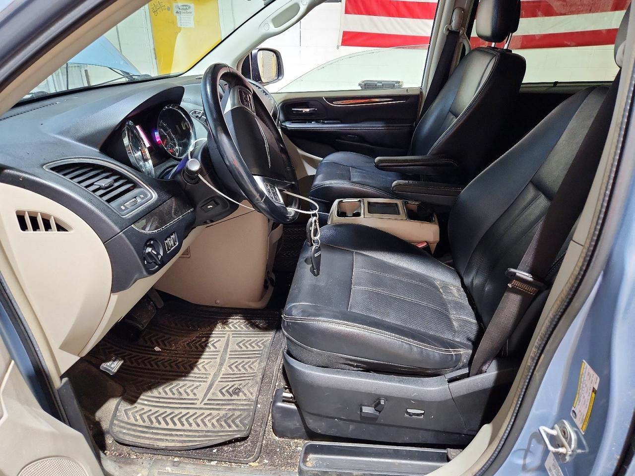 2012 Chrysler Town & Country Touring L - Фото 7
