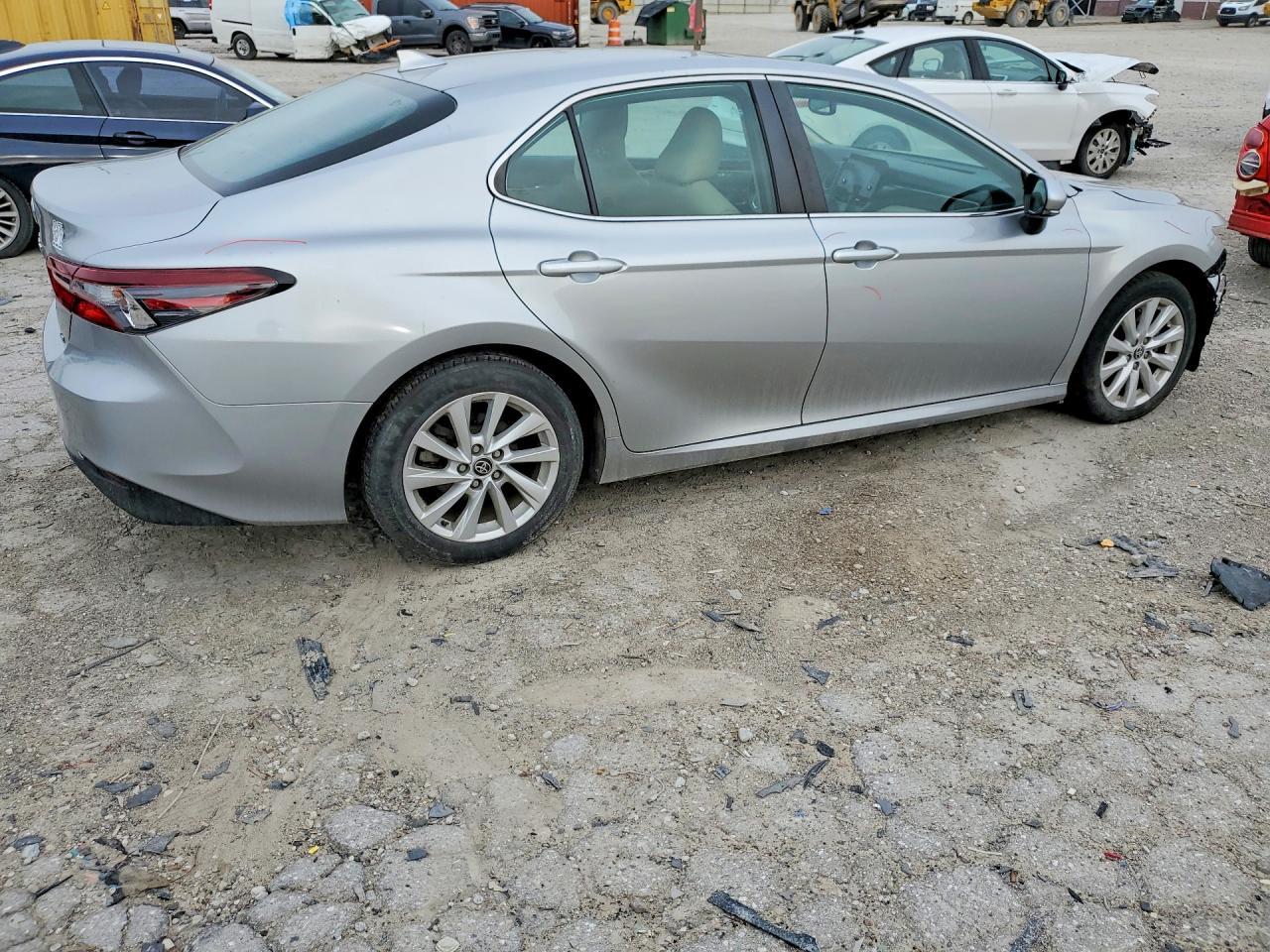 2022 Toyota Camry Le - Фото 3