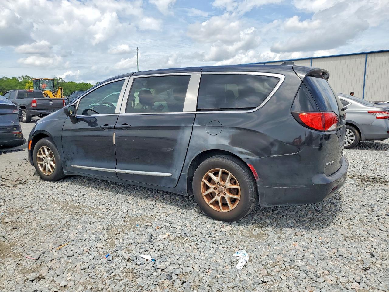 2017 Chrysler Pacifica Lx - Image 2