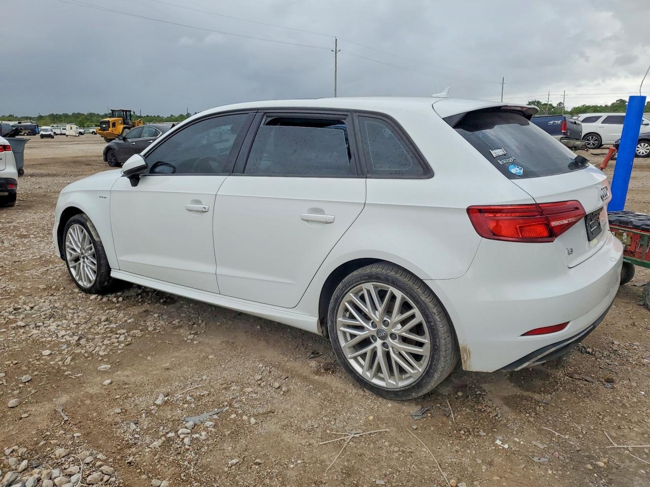 2018 Audi A3 E-Tron Premium - Фото 2