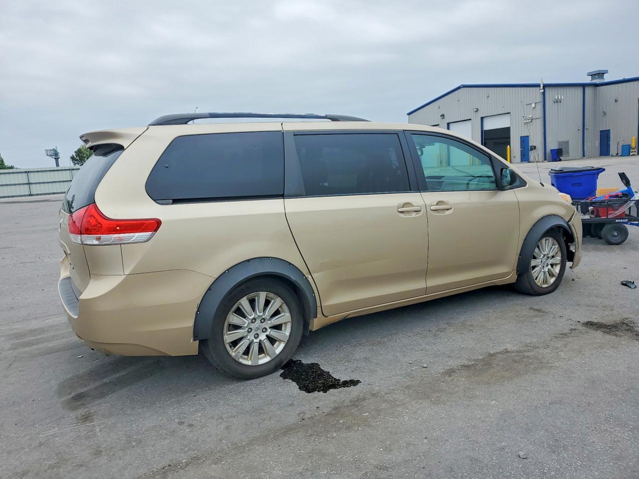 2011 Toyota Sienna Le 7-Passenger - Image 3