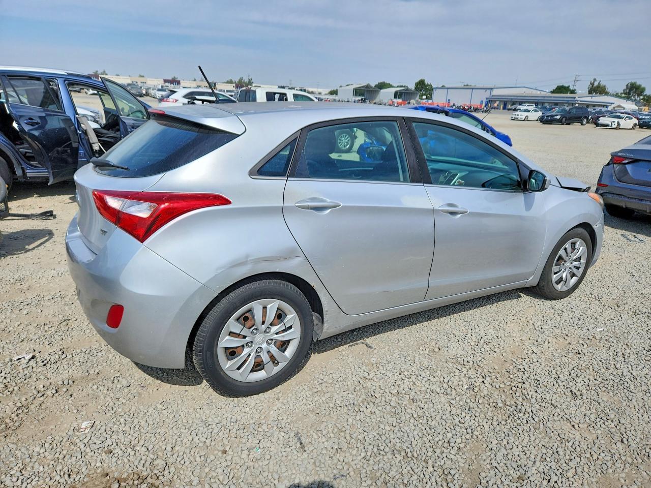 2017 Hyundai Elantra Gt Base - Фото 3