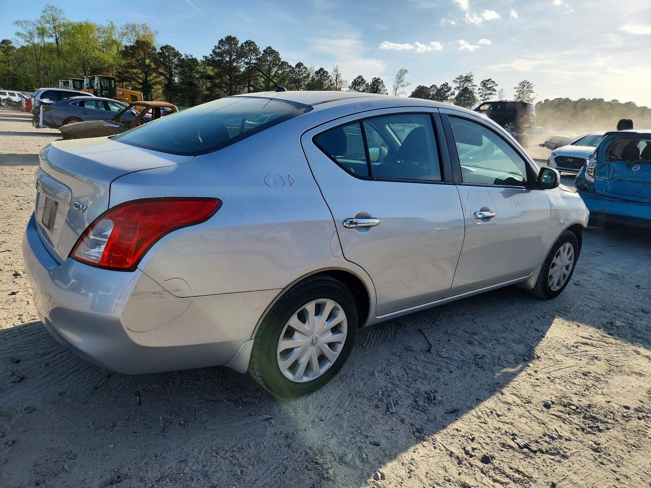 2012 Nissan Versa 1.6 S - Фото 3