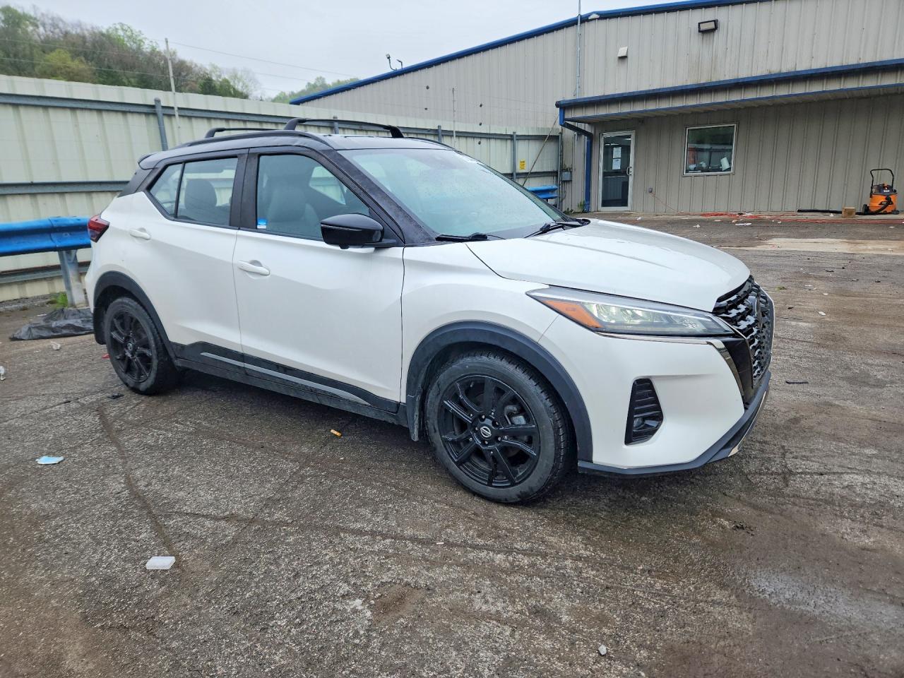 2021 Nissan Kicks Sr - Image 4
