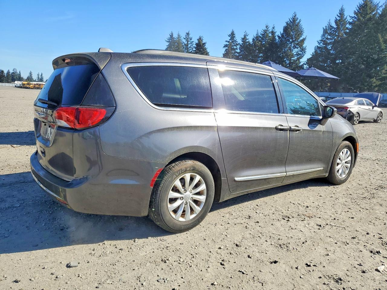 2017 Chrysler Pacifica Touring L - Фото 3