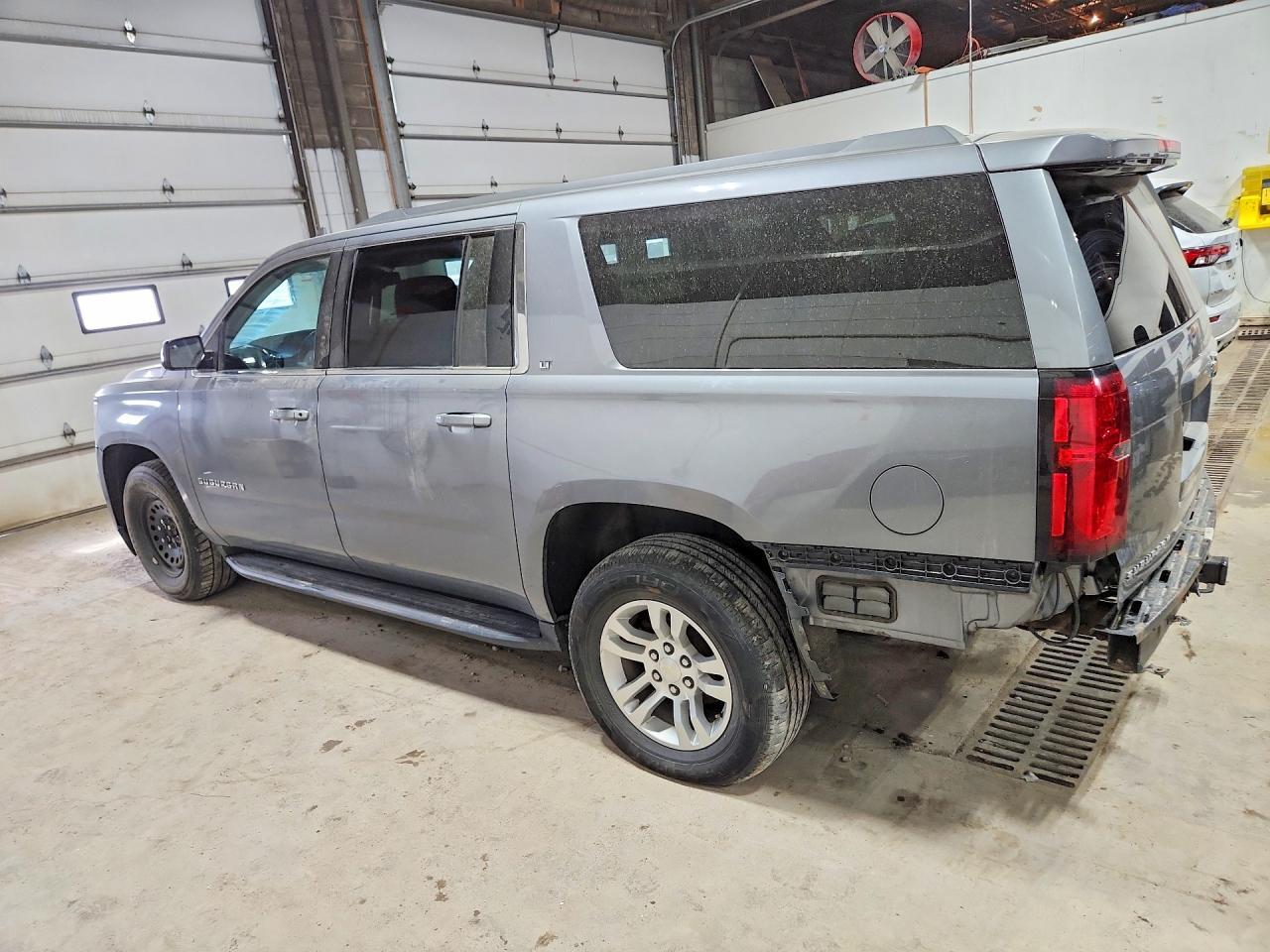 2019 Chevrolet Suburban Lt 4Wd 5.3L V8 - Фото 2