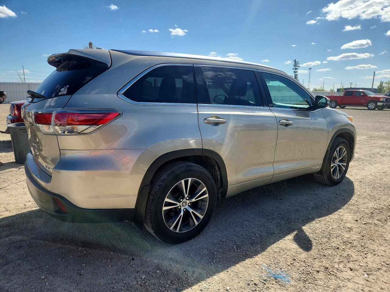 2016 Toyota Highlander Xle - Image 3