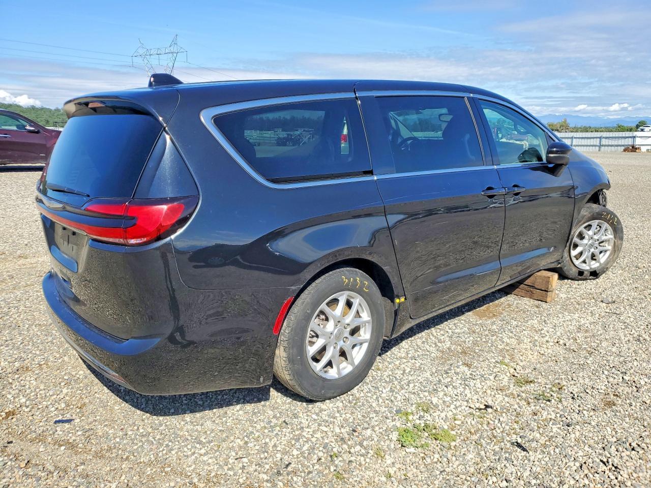 2023 Chrysler Pacifica Touring L - Image 3
