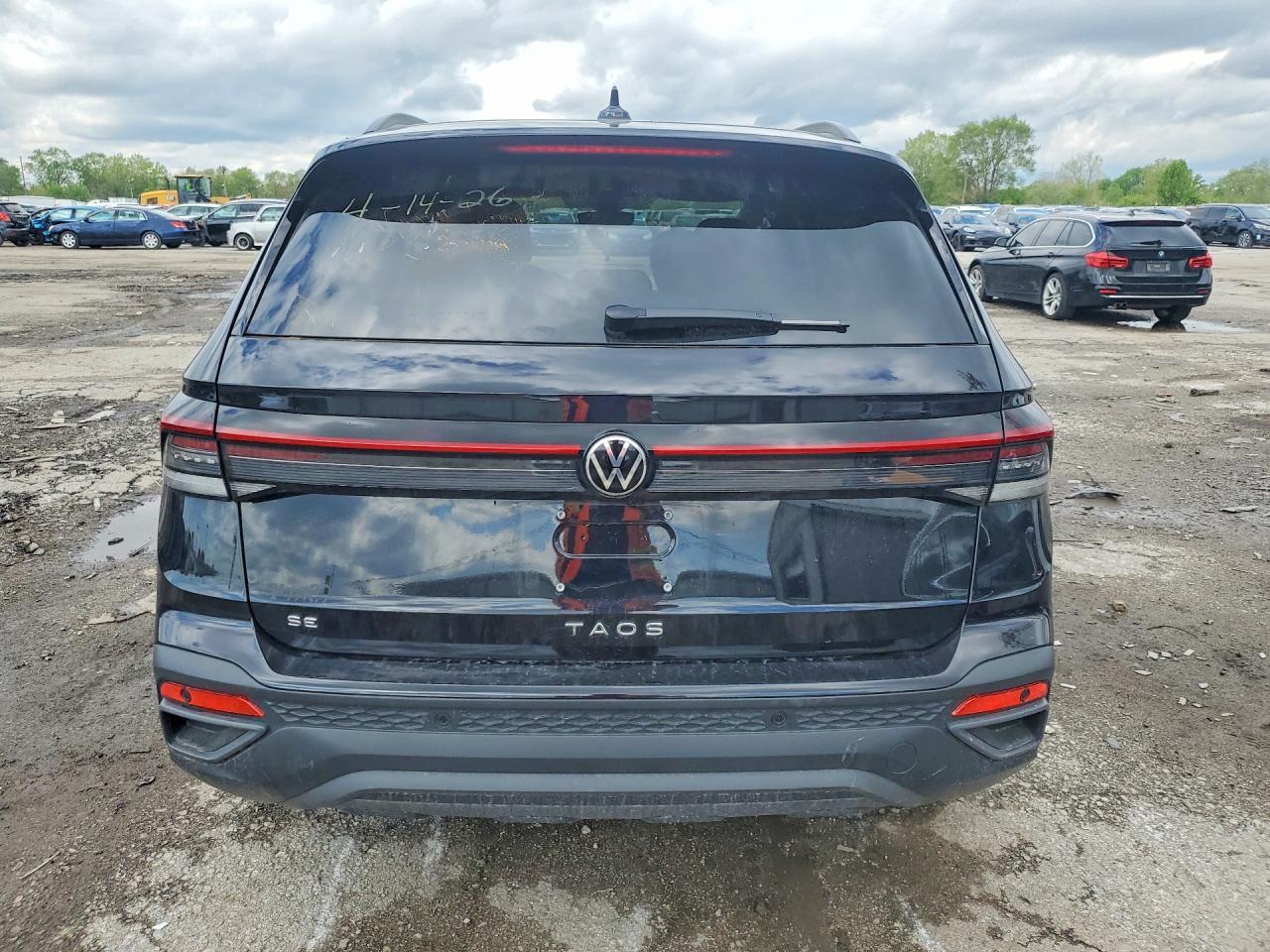 2025 Volkswagen Taos Se Black - Image 6