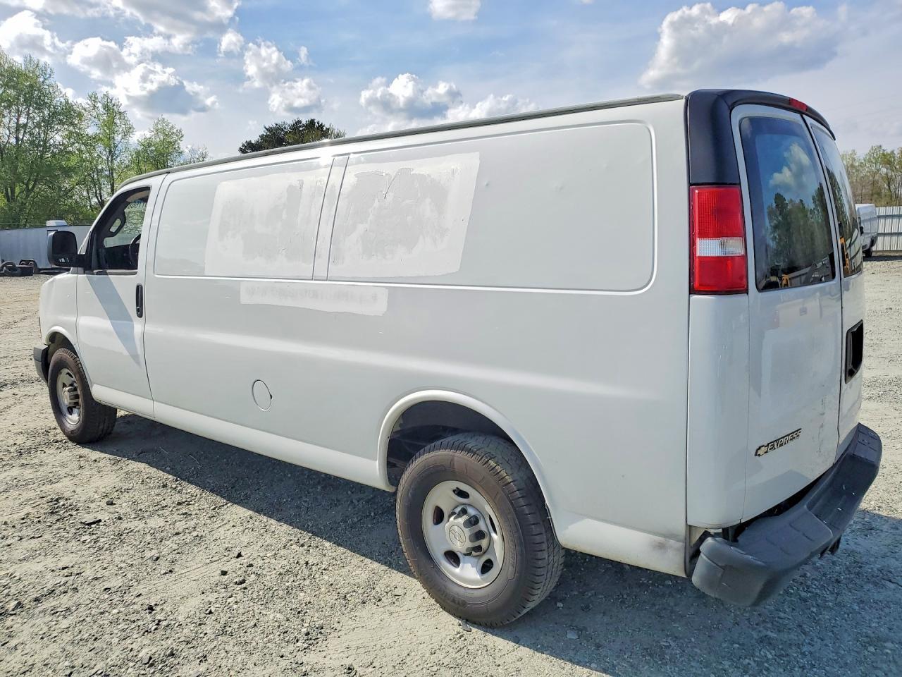 2019 Chevrolet Express 3500 Utility / Service Van - Фото 2