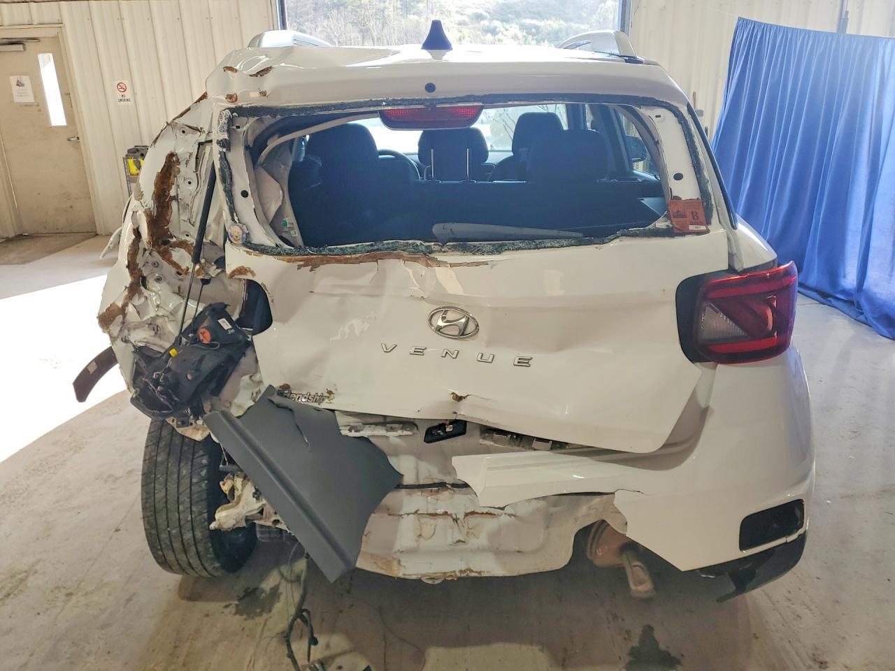 2022 Hyundai Venue Sel - Image 6
