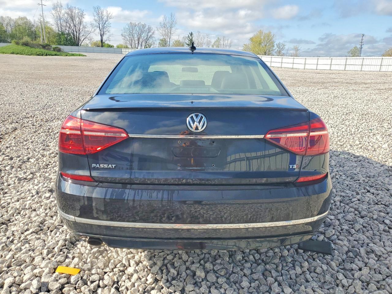 2017 Volkswagen Passat R-Line - Image 6
