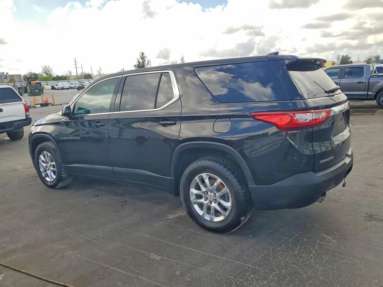 2019 Chevrolet Traverse Ls - Фото 2