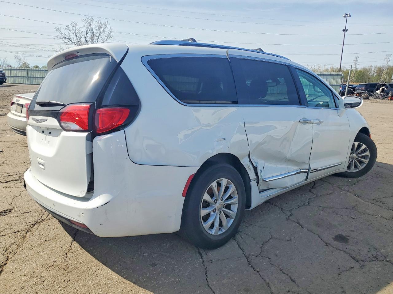 2019 Chrysler Pacifica Touring L - Фото 3