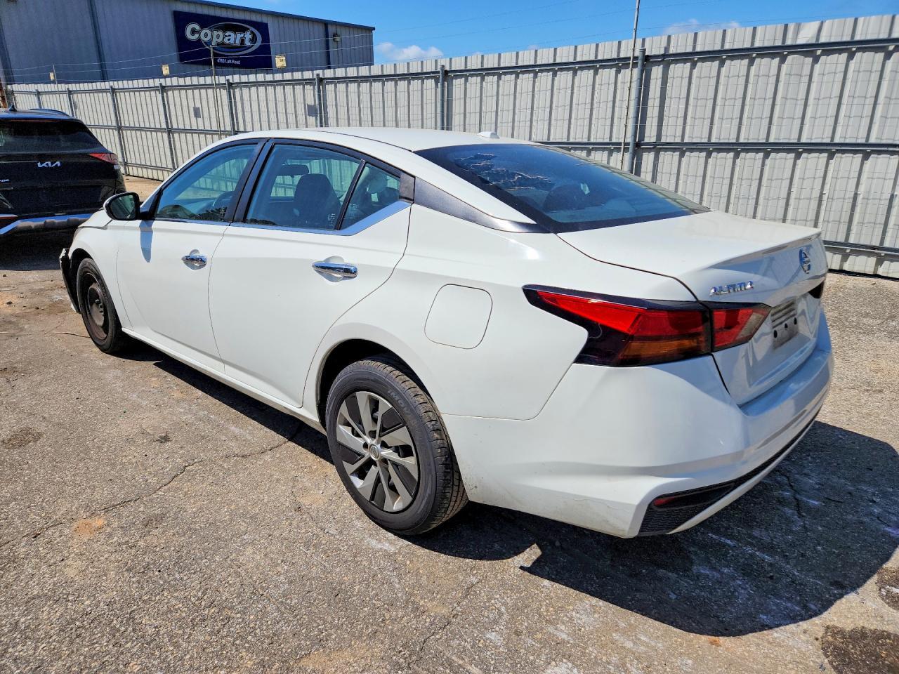 2020 Nissan Altima S - Фото 2