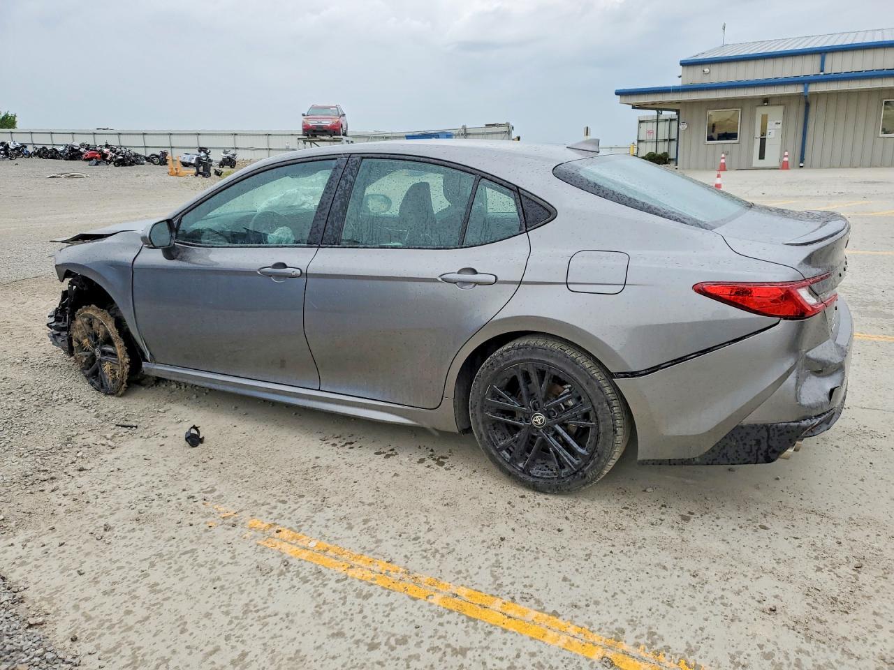 2025 Toyota Camry Se - Фото 2