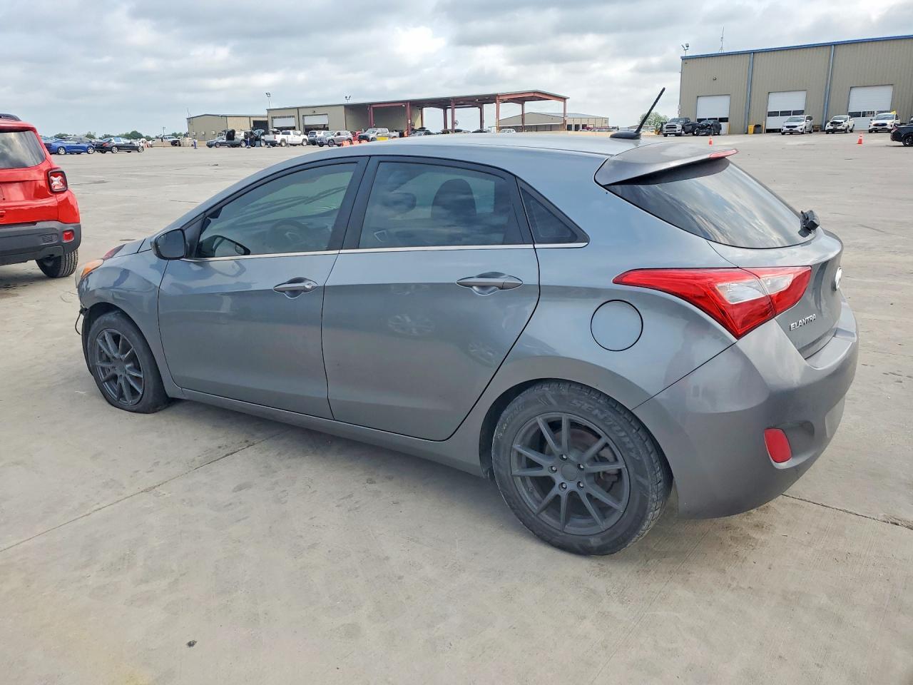 2016 Hyundai Elantra Gt Base - Image 2