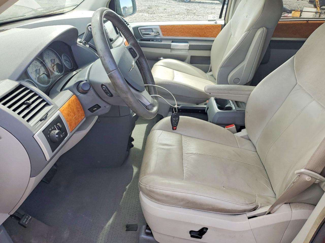 2008 Chrysler Town And Country - Image 7
