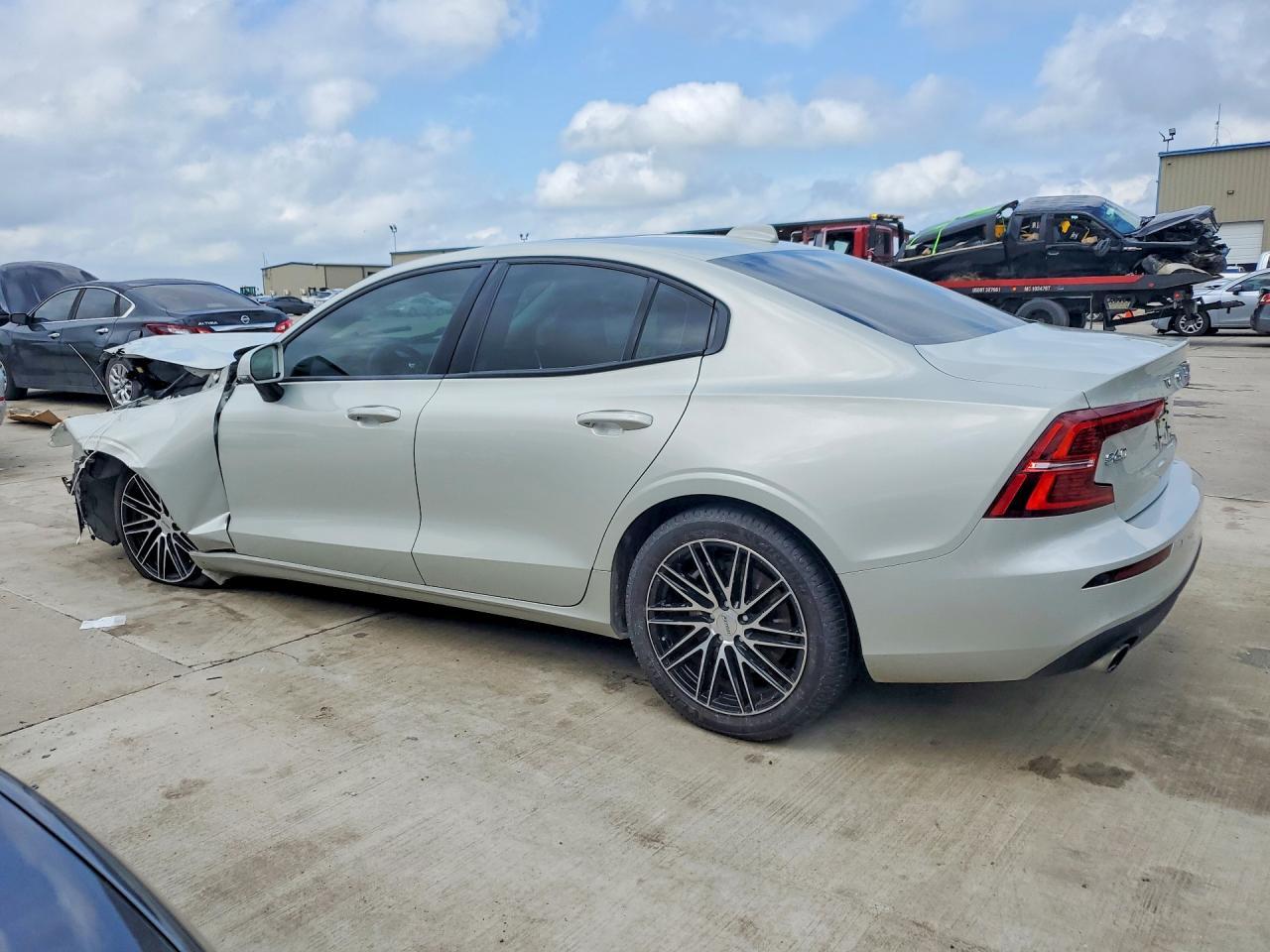 2019 Volvo S60 T6 Momentum - Image 2