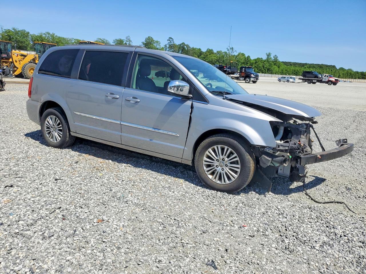 2013 Chrysler Town & Country Touring L - Фото 4