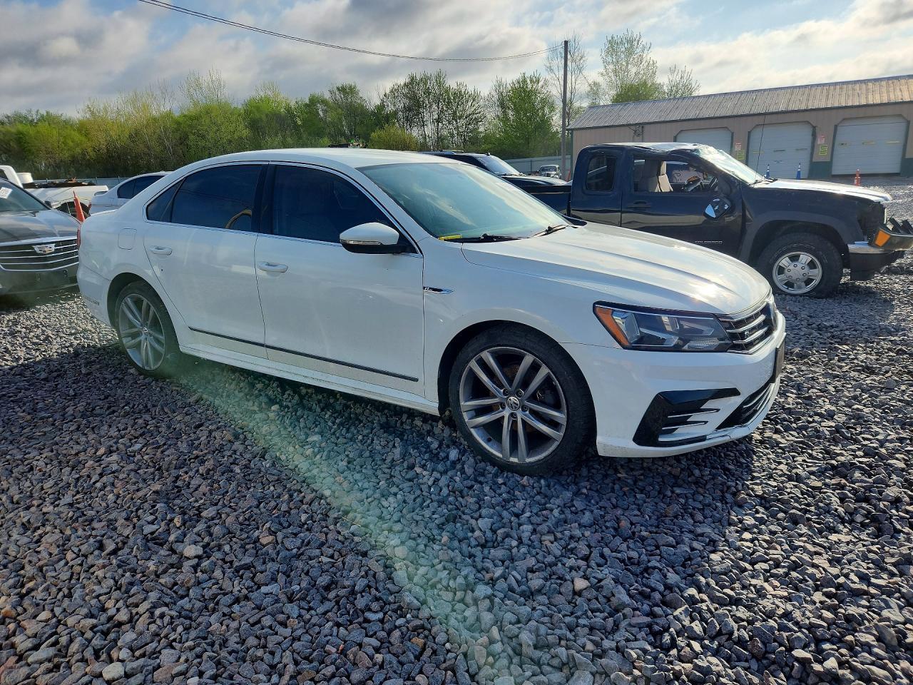 2017 Volkswagen Passat R-Line - Image 4